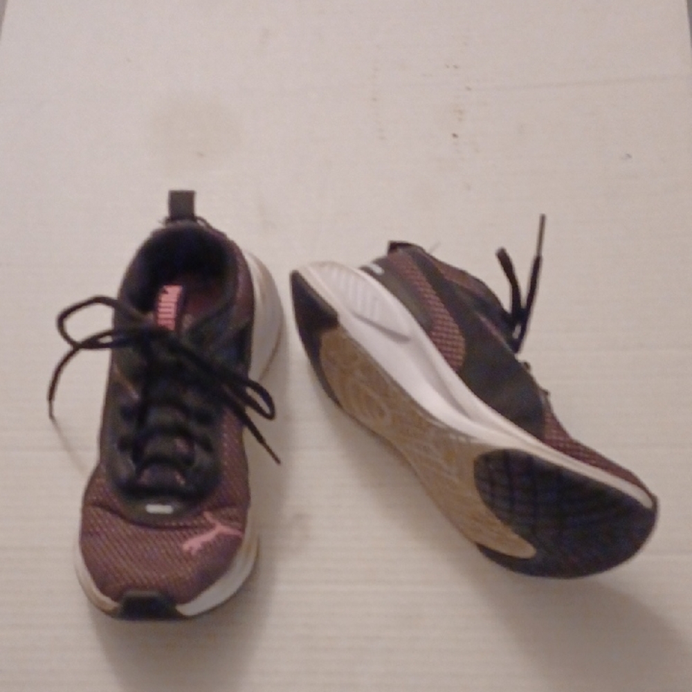 4/$30 Black & Pink Puma Sneakers - Size 4.5